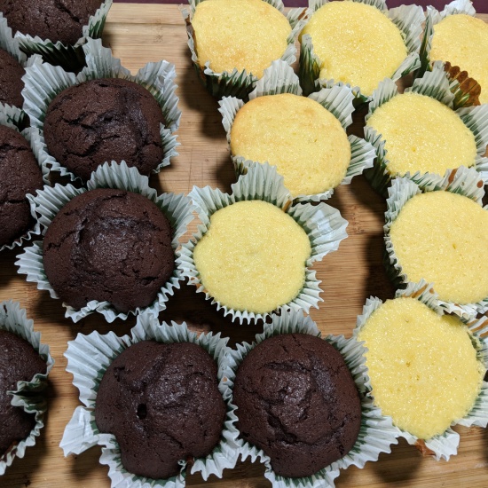 chocolate-and-vanilla-cupcakes